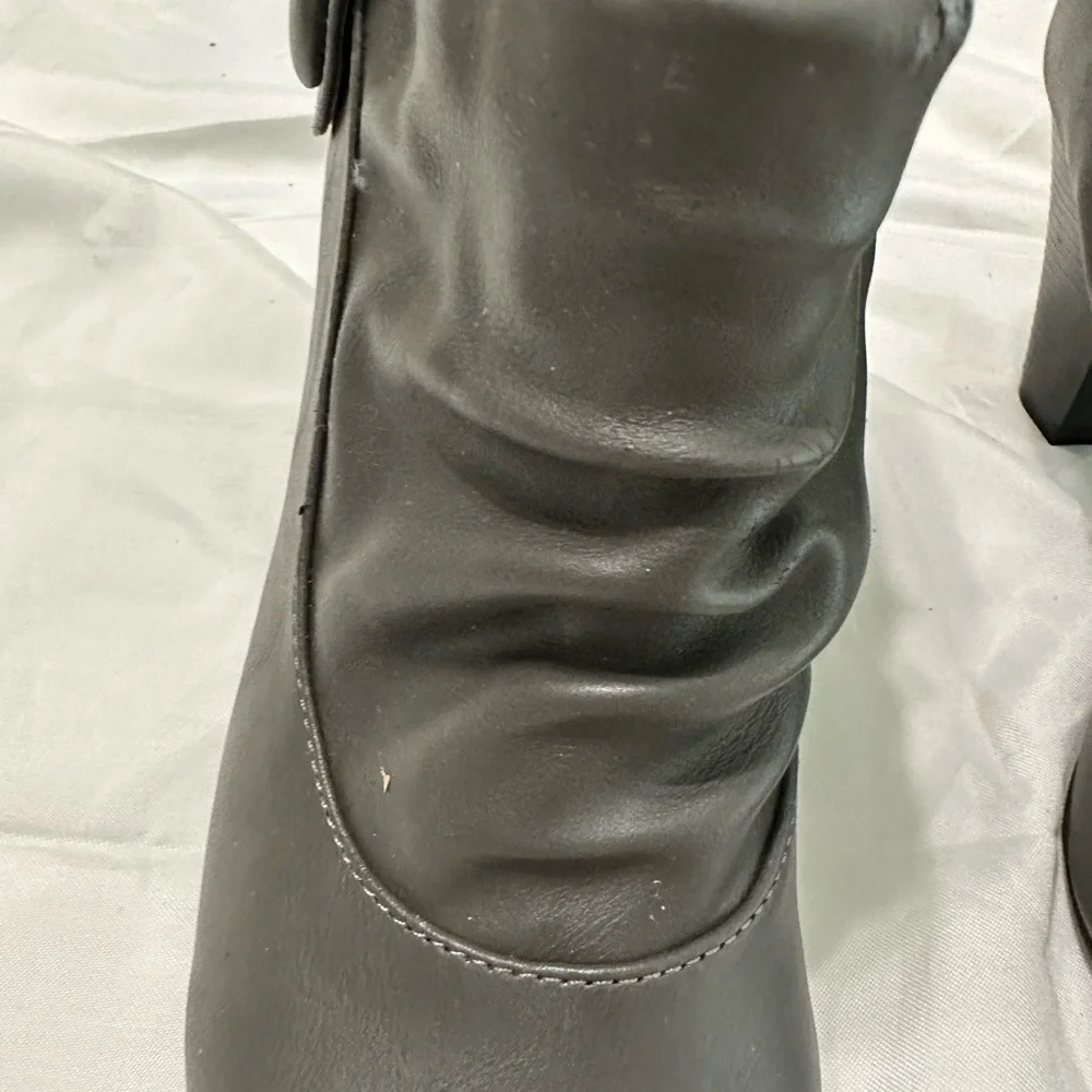💙3/$20 WOMEN’S grey heeled boots size 8.5